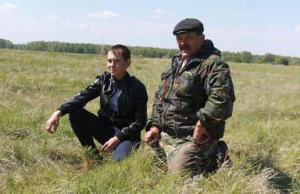 Владимир Зырянов (справа) - доброволец, который привлекает школьников к посадке леса.jpg